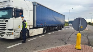 Policjant sprawdza trzeźwość kierującego