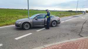 Policjant sprawdza trzeźwość kierującego