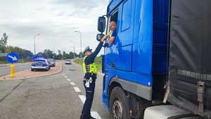 Policjant sprawdza trzeźwość kierującego
