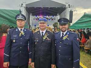Komendant Powiatowy Policji w Lipnie, Komendant Powiatowy Straży Pożarnej w Lipnie i Kierownik Posterunku Policji w Tłuchowie w mundurach galowych