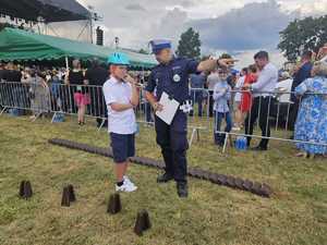 Policjant ruchu drogowego tłumaczy tor przeszkód