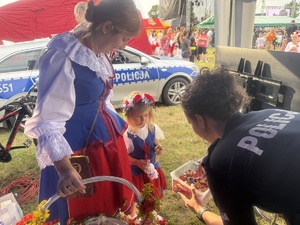 Policjantka rozdaje cukierki