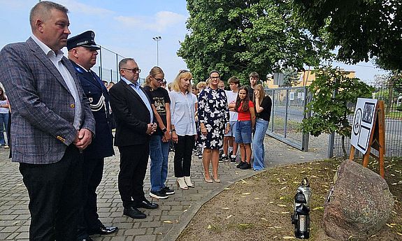 zebrani oddają hołd minutą ciszy