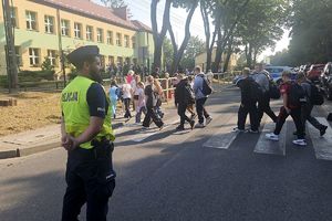 policjant zatrzymał ruch by dzieci mogły bezpiecznie dojść do szkoły