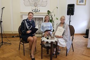 policjantka czyta utwór obok inne lektorki