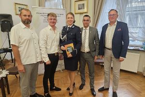 policjantka i inni lektorzy