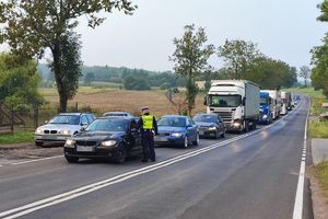 policjant kontroluje trzeźwość kierujących
