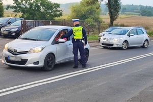 policjant kontroluje trzeźwość kierujących