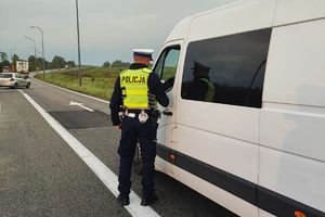 policjant kontroluje trzeźwość kierujących