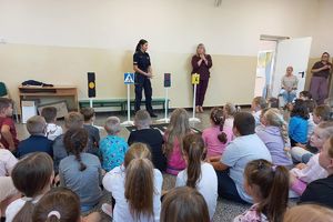 policjantka i nauczycielka rozmawiają z uczniami