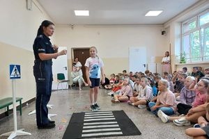 policjantka omawia prawidłowe przekraczanie jezdni
