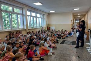 policjantka rozmawia z dziećmi