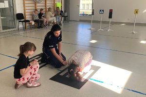 policjantka pokazuje dziewczynkom pozycję &quot;żółwia&quot;