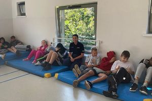 policjantka z dziećmi na materacach