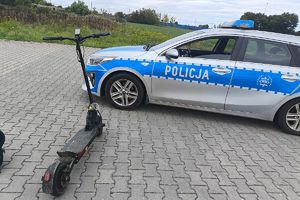 hulajnoga elektryczna przy radiowozie