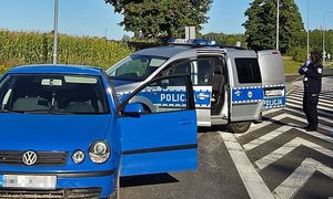 zatrzymane auto i policyjny radiowóz
