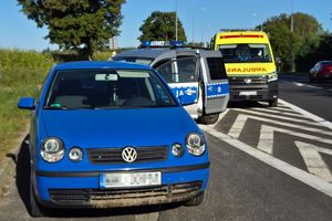 zatrzymane auto, policyjny radiowóz i ambulans