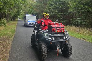 woprowcy na quadzie, za nimi radiowóz