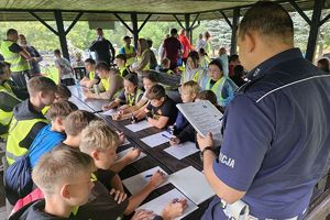 policjant i uczestnicy konkursu podczas testu