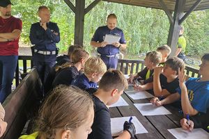 policjanci i uczestnicy konkursu podczas testu