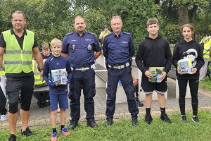 organizator, policjanci i uczestnicy konkursu z nagrodami