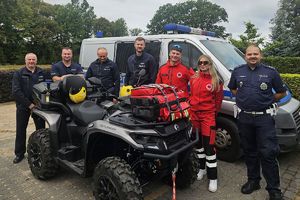 policjanci i woprowcy zabezpieczający rajd