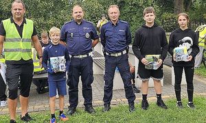 organizator, policjanci i zwycięscy konkursu z nagrodami