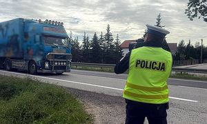 policjant mierzy prędkość