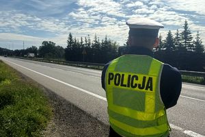 policjant mierzy prędkość