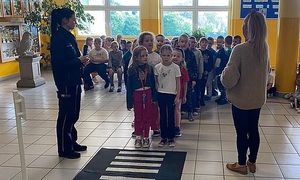 ćwiczenia na przejściu dla pieszch