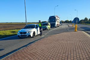 policjant kontroluje prędkość kierującego
