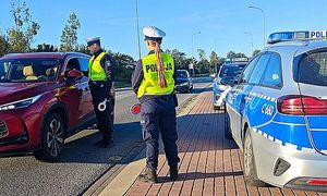 policjant kontroluje prędkość kierującego