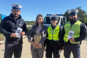 policjanci i przedstawicielka PZU z naklejkami akcji Mistrzu zwolnij