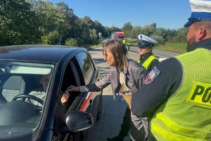 Policjanci i przedstawicielka PZU rozmawiają z kierowcami i wręczają materiały edukacyjne kampanii Mistrzu zwolnij