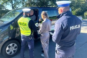 Policjanci i przedstawicielka PZU rozmawiają z kierowcami i wręczają materiały edukacyjne kampanii Mistrzu zwolnij