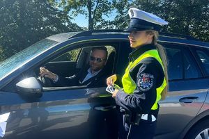 Policjantka rozmawia z kierowcą