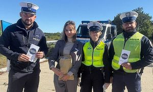 Policjanci i przedstawicielka PZU z ulotkami akcji Mistrzu zwolnij