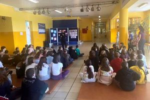 policjantka rozmawia z uczniami