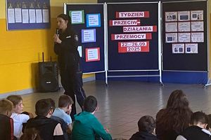 policjantka rozmawia z uczniami