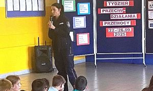 policjantka rozmawia z uczniami