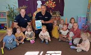 wspólne zdjęcie dzieci z policjantami