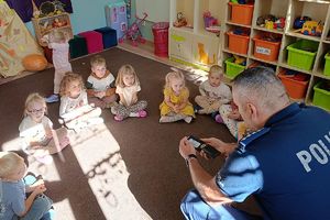 policjant rozmawia z dziećmi