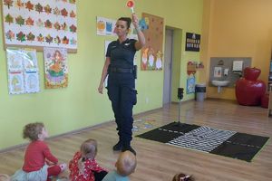 policjantka uczy sygnałów świetlnych