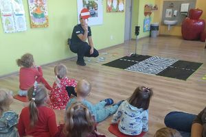 policjantka tłumaczy jak wygląda znak &quot;zakazu ruchu&quot;