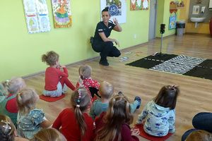 policjantka pokazuje dzieciom znak &quot;droga dla rowerów&quot;