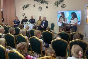Organizatorki spotkania witają przybyłych gości