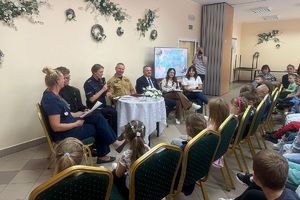 policjantka czyta dzieciom wiersz