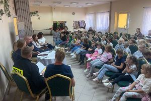 lektorzy i dzieci na spotkaniu