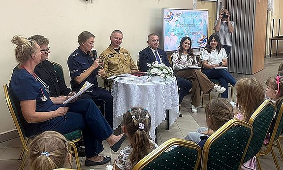 policjantka czyta dzieciom wiersz