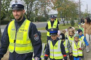 policjanci z dziećmi na spacerze